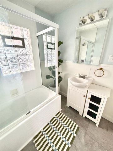 905 Calvin Avenue, Grand Rapids, MI 49506