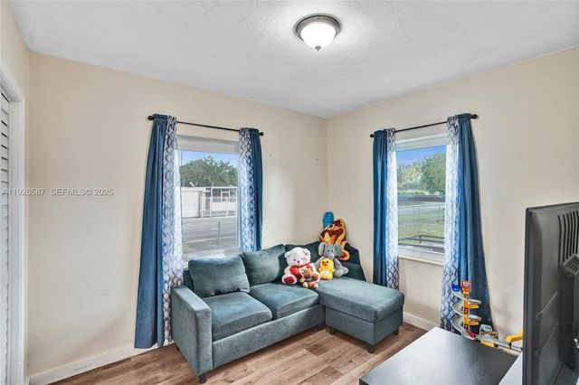 1300 NW 87th St, Miami, FL 33147