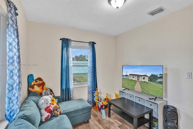 1300 NW 87th St, Miami, FL 33147