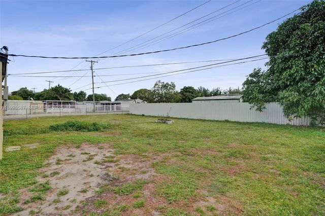 1300 NW 87th St, Miami, FL 33147