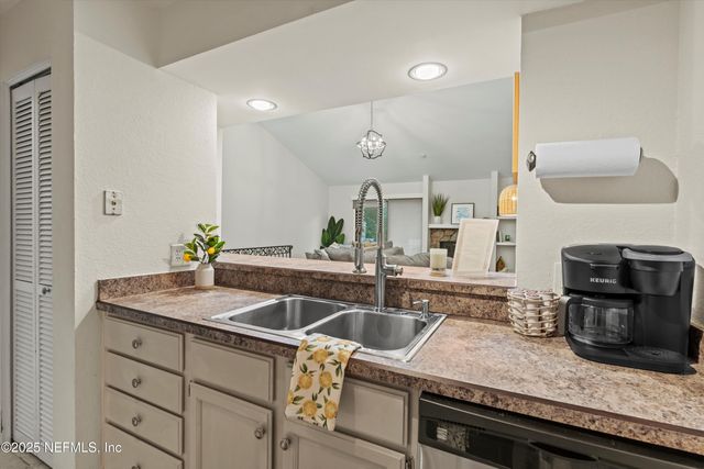 2219 GORDEN Avenue, Jacksonville Beach, FL 32250