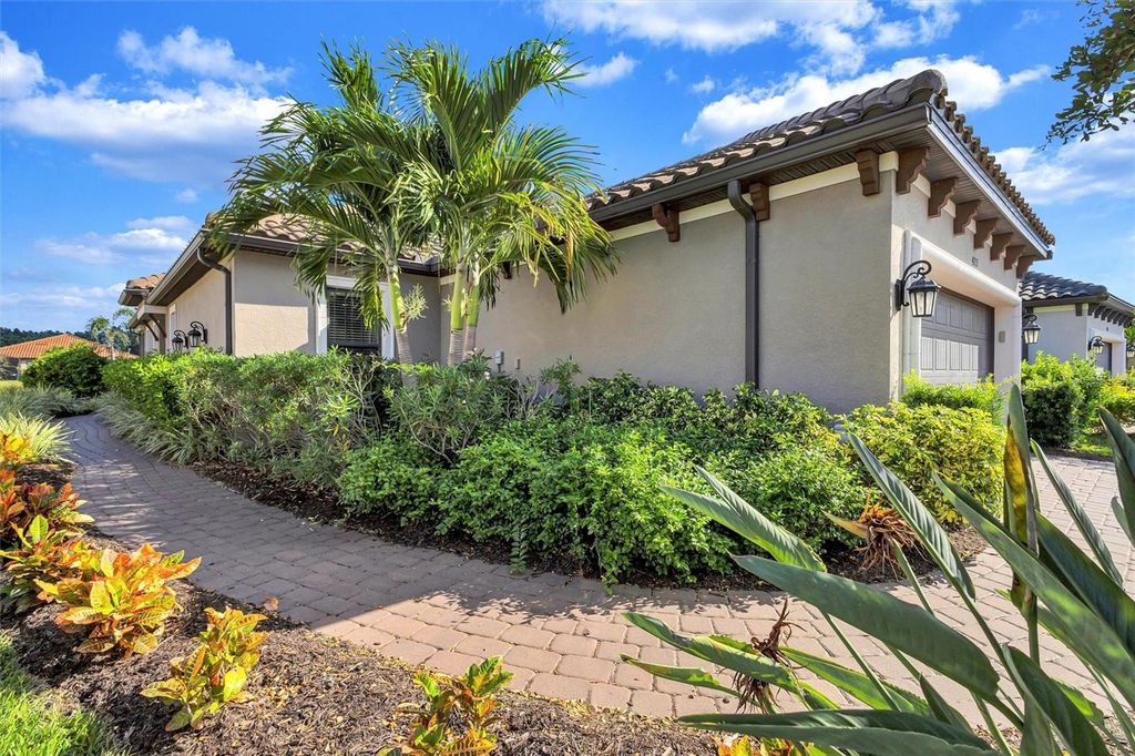 Image 4 of property listing at 4727 MOTTA COURT, Bradenton, FL 34211