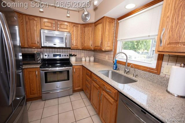 6321 Avenue B, La Salle Township, MI 48145