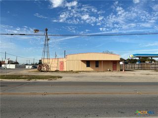 204 E Central Avenue, Nixon, TX 78140