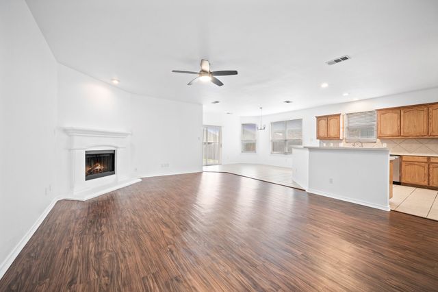 705 Crownpoint Lane, Arlington, TX 76002