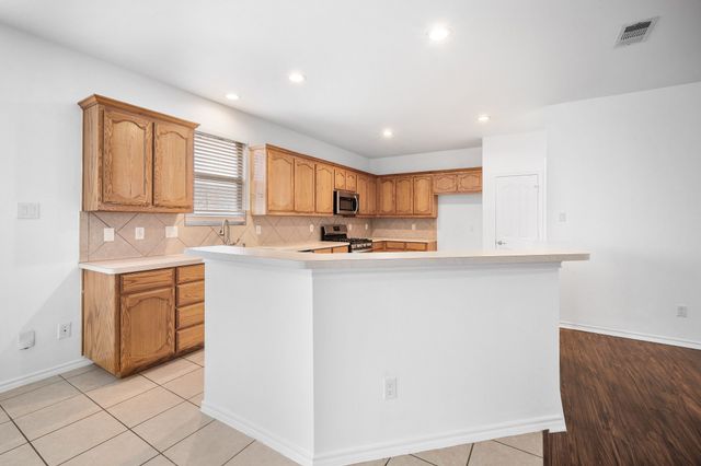 705 Crownpoint Lane, Arlington, TX 76002