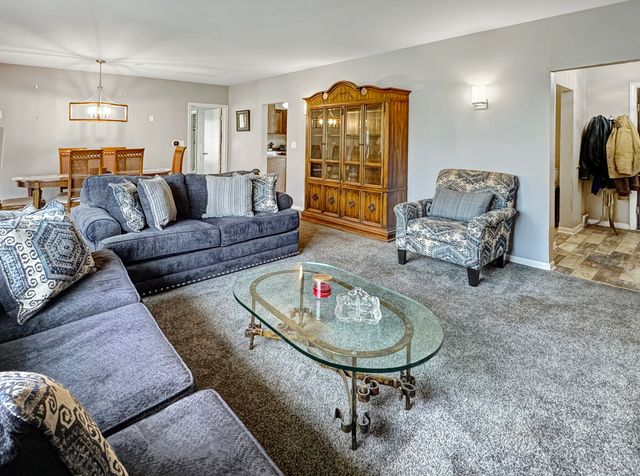 435 Forest Trail, Oak Brook, IL 60523