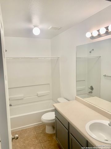 10706 Mathom Lndg Apt 3, Universal City, TX 78148