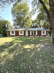 129 W Park Dr, Clarksville, TN 37043