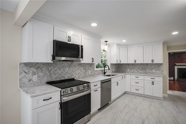 23 Wildrose Court, Warwick, RI 02888