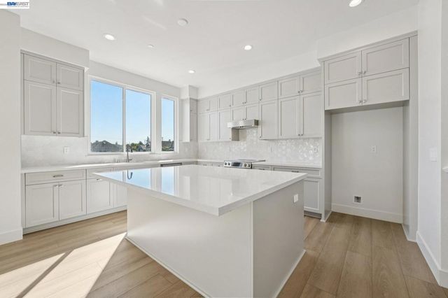 1933 Grand Street, Alameda, CA 94501