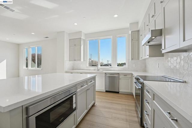 1933 Grand Street, Alameda, CA 94501