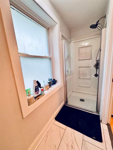 2405 57th Street, Des Moines, IA 50310