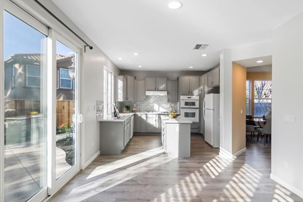 Image 14 of property listing at 300 Crestridge Court, San Jose, CA 95138