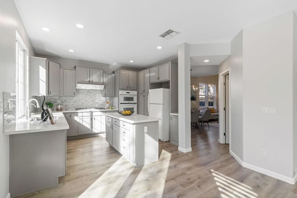 Image 16 of property listing at 300 Crestridge Court, San Jose, CA 95138