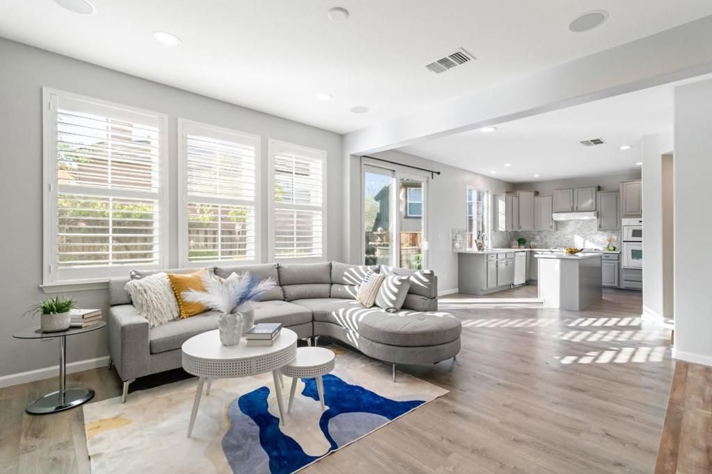 Image 4 of property listing at 300 Crestridge Court, San Jose, CA 95138