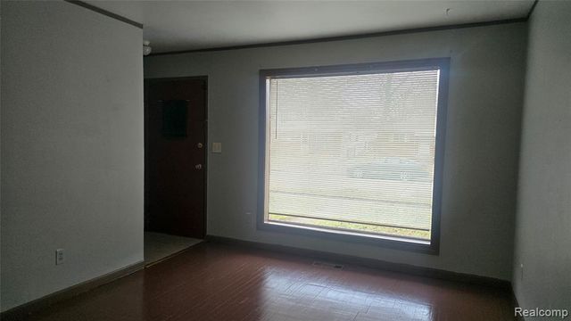 1040 E Bernhard Avenue, Hazel Park, MI 48030