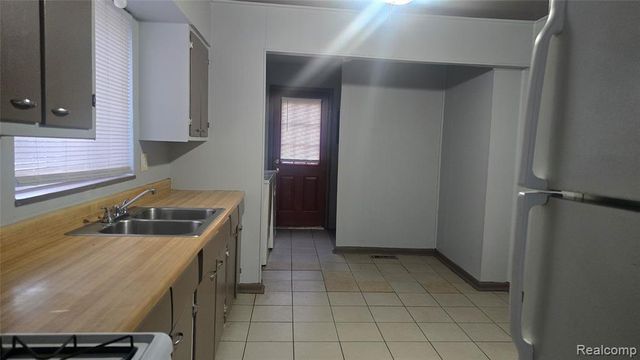 1040 E Bernhard Avenue, Hazel Park, MI 48030