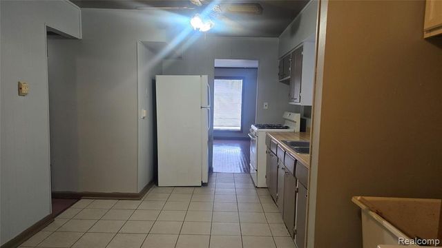 1040 E Bernhard Avenue, Hazel Park, MI 48030