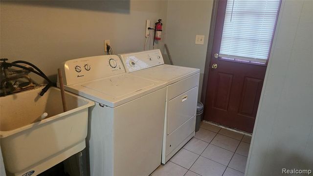 1040 E Bernhard Avenue, Hazel Park, MI 48030