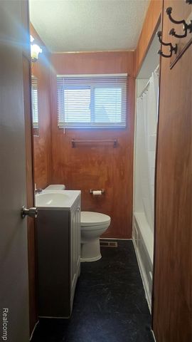 1040 E Bernhard Avenue, Hazel Park, MI 48030