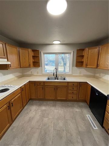 1416 S Maple Street, Ottawa, KS 66067