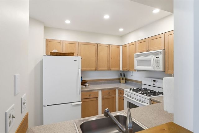 26 School Street 206, Hull, MA 02045