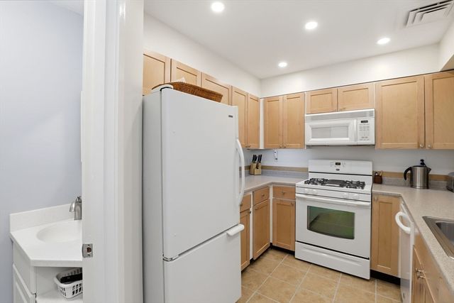 26 School Street 206, Hull, MA 02045