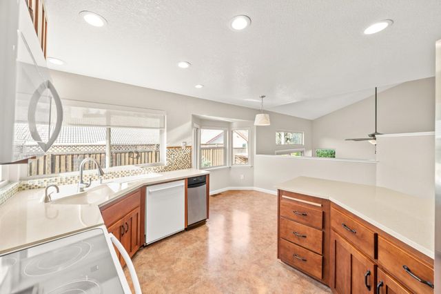 385 Hatteras Way, Sacramento, CA 95831