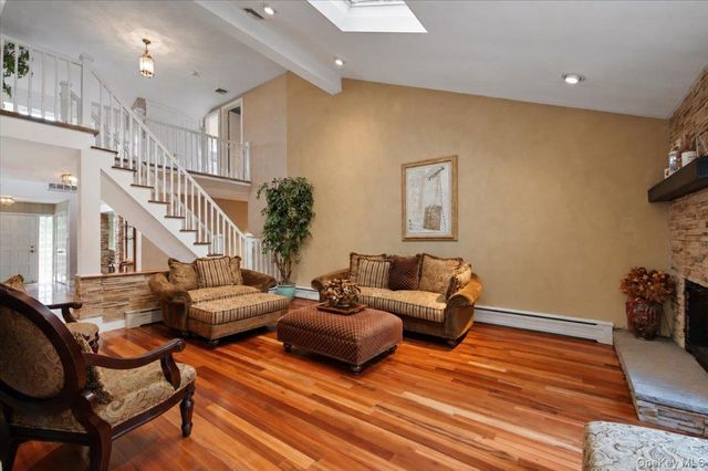 7 Faulkner Lane, Dix Hills, NY 11746