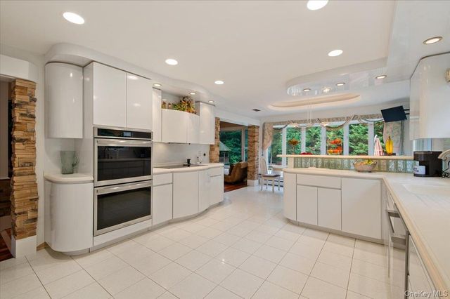 7 Faulkner Lane, Dix Hills, NY 11746