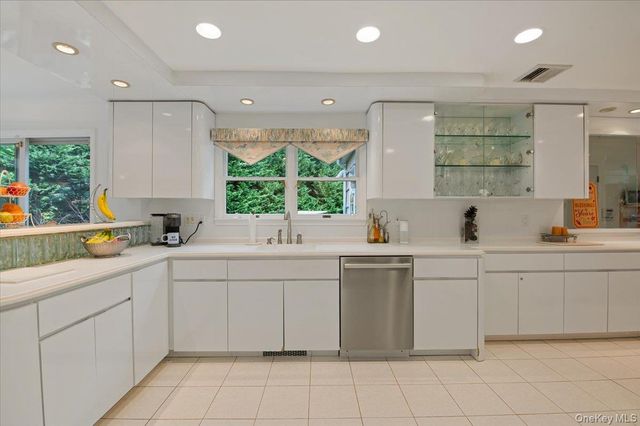7 Faulkner Lane, Dix Hills, NY 11746
