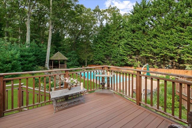 7 Faulkner Lane, Dix Hills, NY 11746