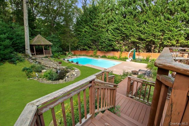 7 Faulkner Lane, Dix Hills, NY 11746
