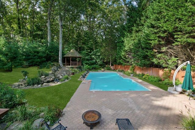 7 Faulkner Lane, Dix Hills, NY 11746