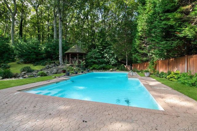 7 Faulkner Lane, Dix Hills, NY 11746