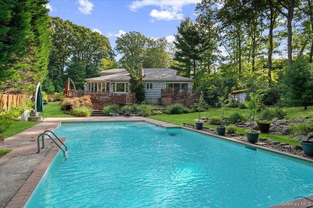 7 Faulkner Lane, Dix Hills, NY 11746