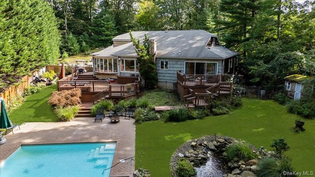 7 Faulkner Lane, Dix Hills, NY 11746