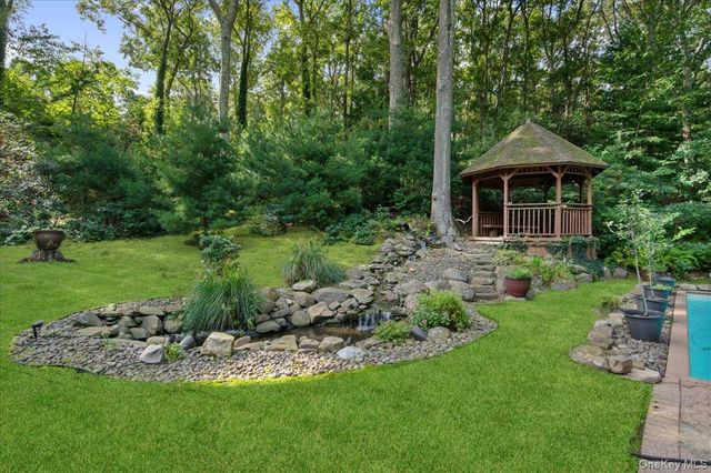 7 Faulkner Lane, Dix Hills, NY 11746