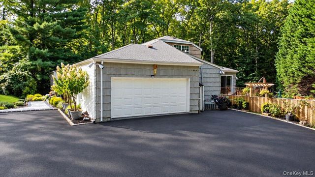 7 Faulkner Lane, Dix Hills, NY 11746