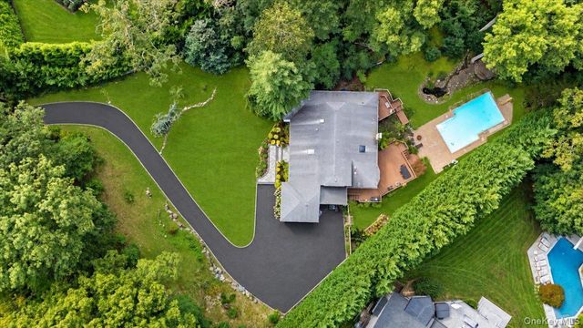 7 Faulkner Lane, Dix Hills, NY 11746