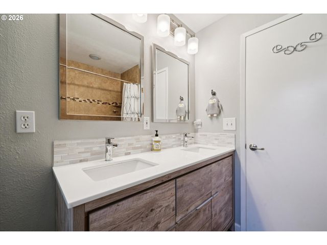 14622 Ne ROSE Pkwy, Portland, OR 97230