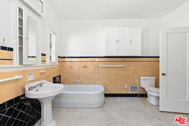 462 S McCadden Place, Los Angeles, CA 90020