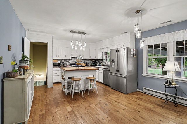 2226 HARNEY RD, Littlestown, PA 17340