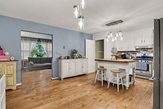 2226 HARNEY RD, Littlestown, PA 17340