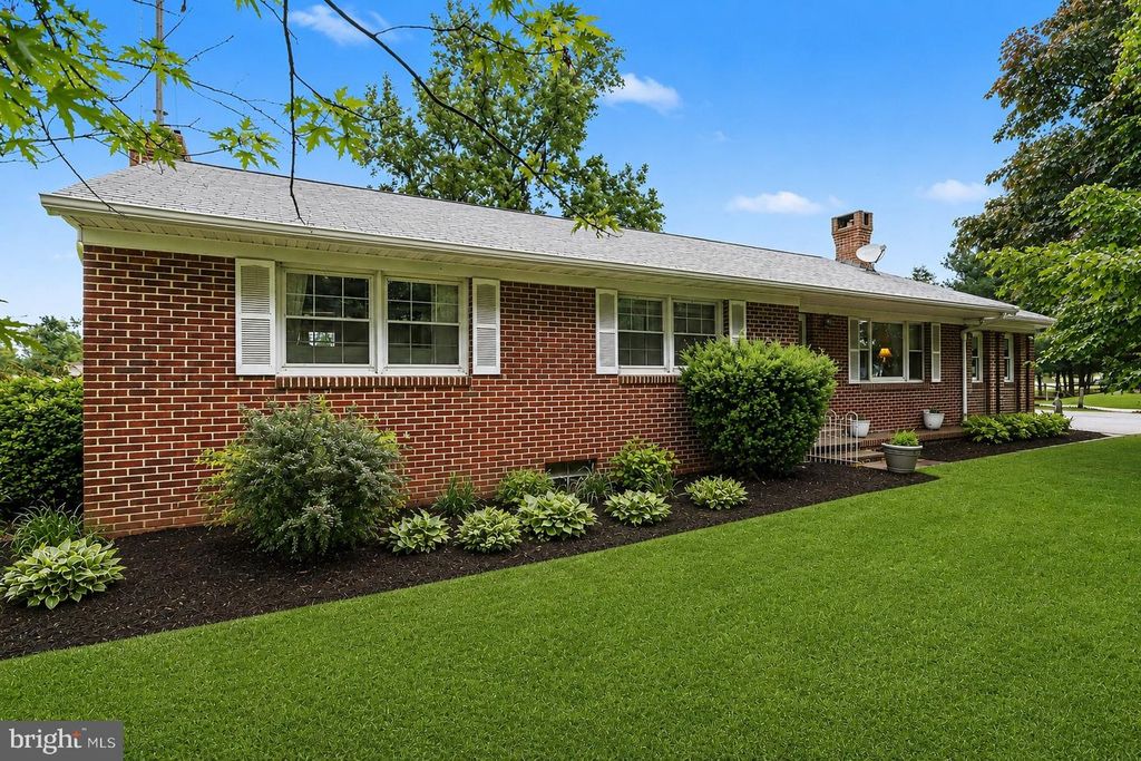 2226 HARNEY RD, Littlestown, PA 17340