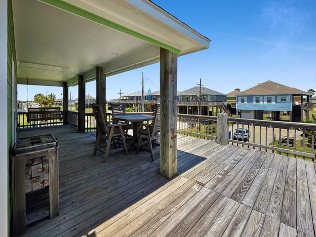 873 Townsend Drive, Crystal Beach, TX 77650