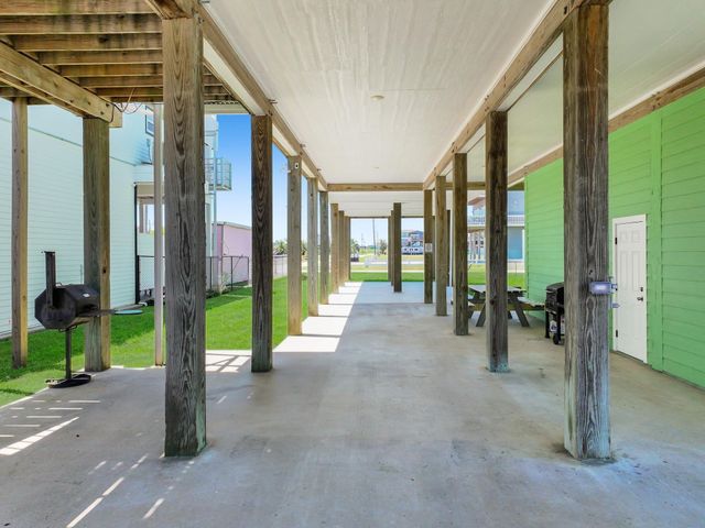 873 Townsend Drive, Crystal Beach, TX 77650