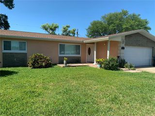586 E LAKE DRIVE, Largo, FL 33771