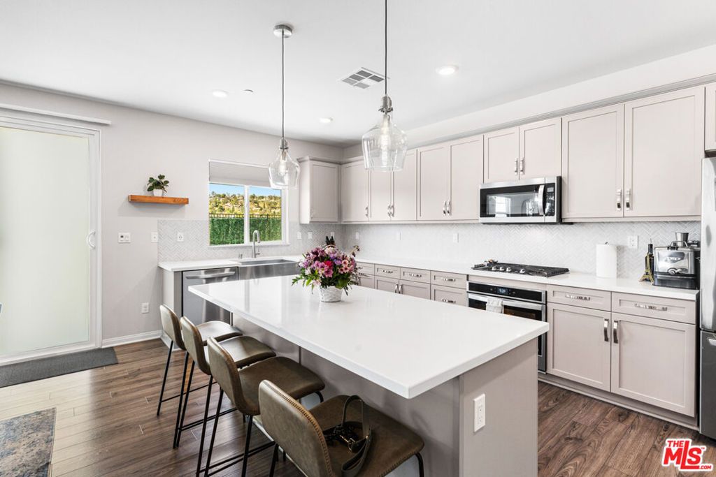 Image 10 of property listing at 17105 Zion Drive, Canyon Country, CA 91387